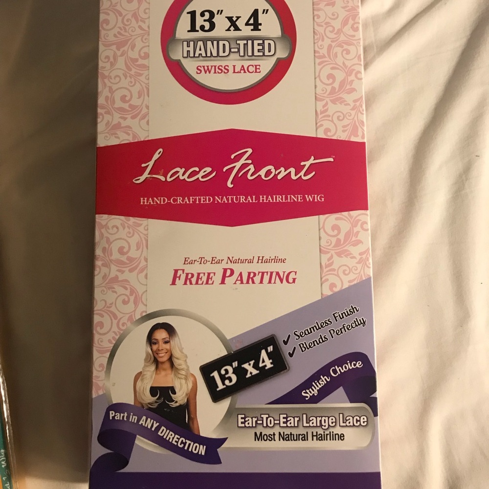 NEW BOBBI BOSS, 13•4 beautifully layered lace front wig!